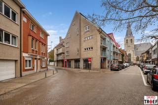 Dit aangenaam en ruim duplex appartement bevindt zich in hartje Lebbeke op wandelafstand van winkels, scholen en openbaar vervoer en is gelegen op...