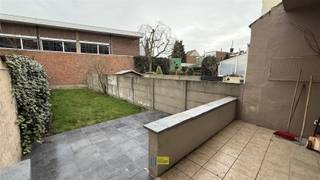 <p>Welkom in dit charmante appartement van 60m² gelegen in Wilrijk. Dit netjes onderhouden pand biedt een ideale oplossing voor starters of iedereen op zoek naar een compacte woonruimte.</p><p>Het appartement beschikt over één ruime slaapkamer met natuurlijk licht dankzij grote ramen. De open leefruimte combineert woonkamer en keuken, wat voor een licht en airy gevoel zorgt. De keuken is functioneel uitgerust met een gaskookplaat en alle noodzakelijke apparatuur. De moderne badkamer met douche biedt alle comfort.</p><p>De tegelvloeren geven het appartement een praktisch en onderhoudsvriendelijk karakter. De ramen zorgen voor goede verluchting en talrijk daglicht in alle vertrekken.</p><p>Een groot voordeel is de toegang tot een aangename buitenruimte met groene tuin en terras.</p><p>De ligging in Wilrijk is strategisch interessant met goede bereikbaarheid naar voorzieningen, winkels en openbaar vervoer.</p><p>Inclusief staanplaats onder het gebouw, Vaste kosten slechts €40 incl water.</p><p>Maak snel uw afspraak op www.immodelaet.be of op 036440088</p>