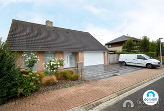 Roeselare – Recente charmante villa met zonnige tuin<br /><br />Ontdek deze <strong>prachtige, goed onderhouden villa</strong> in Roeselare, met <strong>3 à 4 slaapkamers</strong>, een dubbele garage en een carport voor minstens 3 wagens.<br /><br />Op het gelijkvloers word je verwelkomd door een lichtrijke inkomhal met toilet. De ruime, zonnige woonkamer en de grote, volledig uitgeruste leefkeuken bieden uitzicht op het terras. Daarnaast vind je een praktische wasplaats (met mogelijkheid tot extra douche) en een extra ruimte die dienst kan doen als bureau of slaapkamer. De ruime garage biedt plaats voor 2 wagens, en buiten zijn er tal van parkeerplaatsen plus een carport voor minstens 3 extra wagens. <strong>De gezellige tuin is onderhoudsvriendelijk</strong> en beschikt over een royaal zonneterras – ideaal om te genieten van het buitenleven.<br /><br />Op de eerste verdieping liggen 3 dubbele slaapkamers, een dressing, een apart toilet en een ruime badkamer met bubbelbad en douche.<br /><br />Extra troeven:<br />* Laag EPC<br />* Bewoonbare oppervlakte: 211 m²<br />* Centrale verwarming<br />* Zeer licht en rustig gelegen<br /><br />Beschikbaar vanaf 01/07/2026 – klaar om jouw nieuwe thuis te worden!<br />Bel ons op : 051/62 40 40