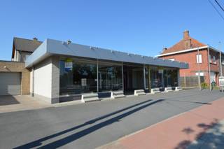Een zeer commerciële ligging met heel veel passage en gelegen bij de Supra Bazar, 250m² winkelruimte met daarbij horend een verzorgde keuken en leefruimte of bureau ruimte en kan voor meerdere doeleinden schikken. Zowel als winkel en al dan niet in combinatie met of alleen als toonzaal, grote kantoorruimte, of andere mogelijkheden. <br /><br />Zeer vlotte bereikbaarheid gezien de nabijheid van ringwegen/autosnelwegen, Industrieterrein en gelegen tussen Kortrijk en Roeselare.<br /><br />Is deze zaak misschien iets voor u, neem dan graag met ons contact voor een bezoek terplaatse.<br /><br />Beschikbaarheid: 15/07/2026<br />Huurprijs: 1.400 EUR/maand<br />Adres: Driemasten 123 B, Gullegem<br />Onze referentie: DEV5127<br /><br />Commissie: 1 maand huur + BTW, ten laste van de huurder<br />Waarborg: 3 maand huur op geblokkeerde rekening<br />Kost registratie ten laste van huurder