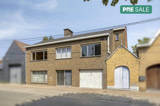 Dit huis wordt aangeboden via Pre-sale. Op zaterdag 22 augustus tussen 10u en 12u kan je dit huis te koop in Roeselare op afspraak bezichtigen en een vast en onvoorwaardelijk bod uitbrengen. De vermelde prijs is een richtprijs. Meer info omtrent deze koopmethode verneem je via https://www.dewaele.com/nl/advies/pre-sale-voordelen-voor-de-koper of bij de dossierverantwoordelijke, Stijn Soenen - 0477 69 26 94 - stijn.soenen@dewaele.com.<br /><br />Ruime en solide woning op 339 m² met aangename afgesloten tuin, 4 slaapkamers, garage en aanpalend kapelletje te koop gelegen in een rustige straat aan de Ronde Kom van Roeselare.<br /><br />Indeling huis te koop:<br /><br />*Gelijkvloers:<br />- inkom/ traphal <br />- ruime leefruimte met zicht op de tuin <br />- keuken<br />- veranda<br />- garage<br /><br />*Kelder:<br />- droge voorraadkelder<br /><br />*Eerste verdieping:<br />- nachthall<br />- 4 ruime slaapkamers<br />- badkamer<br />- apart toilet<br /><br />*Zolder:<br />- zolder bereikbaar via valtrap in nachthall<br /><br />*Tuin<br /><br />Ligging:<br />Vlot bereikbaar en rustig gelegen nabij het centrum van Roeselare.<br />Gelegen vlakbij Barnum en AZ Delta campus Brugsesteenweg. <br />Deze woning scoort maar liefst 9,1/10 volgens de Vlaamse mobiscore.<br /><br />De eigendom wordt aangeboden via de Pre-sale formule. Op 22/08/2026 tussen 10:00 en 12:00 kan u het huis op afspraak komen bezichtigen en een bod uitbrengen. De vermelde prijs is een instelprijs. Voor meer info, gelieve contact op te nemen met de dossierverantwoordelijke.<br /><br />Dit pand is onderworpen aan de renovatieverplichting van de Vlaamse overheid voor residentiële gebouwen (behoudens bij sloop binnen 5 jaar na de aankoop). Consulteer voor meer informatie de website van het Vlaams Energie- en Klimaatagentschap via https://www.vlaanderen.be/een-woning-kopen/renovatieverplichting-voor-residentiele-gebouwen<br /><br />Bestuursmaatregelen in het maatregelenregister: nee