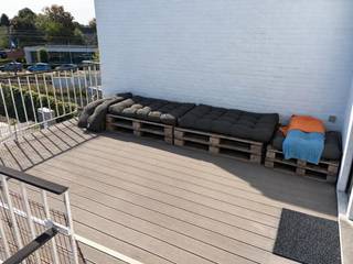 Op een uitstekende ligging in het centrum van Nijlen bevindt zich dit ruime gerenoveerde appartement met veel lichtinval, een zonnige leefruimte en een groot terras. Dankzij de centrale ligging geniet u van alle voorzieningen op wandelafstand en bovendien van een mooi zicht op de markt. Het appartement beschikt over een gunstig energielabel B en wordt verwarmd door middel van energiezuinige aircosystemen. Via de inkom en trap bereikt u de eerste verdieping, waarna enkele trappen toegang geven tot het appartement. Binnen komt u terecht in een ruime nachthal van circa 12 m². De bijzonder lichtrijke leefruimte van ongeveer 40 m² vormt samen met de moderne open keuken het hart van het appartement. De keuken is volledig ingericht en voorzien van een inductiekookplaat, koelkast, vaatwasser, dampkap en veel praktische kastruimte. Aan de voorzijde beschikt het appartement over een balkon met zicht op de markt, terwijl u aan de achterzijde kunt genieten van een groot terras van circa 20 m² met zuidoostelijke oriëntatie. Het appartement beschikt over twee slaapkamers. De eerste slaapkamer is circa 9 m². De tweede slaapkamer heeft een oppervlakte van circa 13 m². Alle ramen zijn voorzien van dubbele beglazing en vliegenramen. De badkamer van circa 7 m² is praktisch en comfortabel ingericht met een ligbad met douchescherm, een dubbele lavabo met spiegel en badkamermeubel, een toilet en ruimte voor een wasmachine en droogkast. Verder is er een berging met elektrische boiler van De Dietrich en beschikt het appartement over een videofoon. De combinatie van de ruime en zonnige leefruimte, twee slaapkamers, een gunstig B-label, een groot terras en de uitstekende ligging in het centrum van Nijlen maakt dit appartement bijzonder geschikt voor wie comfortabel en energiezuinig wil wonen op een centrale locatie. Voor info en bezichtiging: 0487/759.758 (STEEDS NA TELEFONISCHE AFSPRAAK)