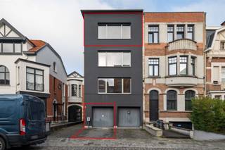 <p><span>Modern en instapklaar appartement gelegen in de gegeerde Pulhofwijk</span></p><p><span> </span></p><p><span>OMGEVING</span></p><p><span>In het hart van de felbegeerde Pulhofwijk in Berchem vinden we dit ruim en licht appartement terug. Een residentiële buurt met een heerlijk groene uitstraling en toch vlakbij winkels, scholen, openbaar vervoer en alle belangrijke invalswegen. Hier woon je rustig, comfortabel en met alle stadsvoorzieningen binnen handbereik. Dé ideale setting voor wie houdt van een kwalitatieve woonomgeving.</span></p><p><span> </span></p><p><span>INDELING</span></p><p><span>In een kleinschalig en verzorgd gebouw bevindt zich dit appartement van 111 m³, waar licht en ruimte centraal staan. </span></p><p><span>We komen binnen via de inkomhal met ingemaakte kast en gastentoilet met handenwasser. De ruime leefruimte op warme parketvloer baadt in het daglicht dankzij de grote raampartijen. Aansluitend vinden we de volledig uitgeruste keuken met 5-pit gasvuur, oven, vaatwasser en spoelbak. </span></p><p><span> </span></p><p><span>In de nachthal bevinden zich extra ingemaakte kasten met aansluiting voor was- en droogmachine. Verder beschikt het appartement over twee volwaardige slaapkamers en een aparte dressing. Via 1 van de kamers heb je toegang tot het aangename terras.</span></p><p><span>De badkamer is uitgerust met inloopdouche, dubbel lavabomeubel, handdoekradiator en automatisch afzuigsysteem. </span></p><p><span> </span></p><p><span>Het appartement is voorzien van een praktische opbergkast op de gelijkvloerse verdieping. De garagebox + staanplaats dienen apart bij aangekocht te worden voor 40.000€.</span></p><p><span> </span></p><p><span>Bijzonderheden</span></p><p><span>- Gelegen in de gegeerde Pulhofwijk</span></p><p><span>- Kleinschalig gebouw</span></p><p><span>- Instapklaar</span></p><p><span>- Garagebox + staanplaats</span></p><p><span>- Laadpaal voorzien</span></p><p><span>- 111 m² - opp. volgens EPC</span></p>