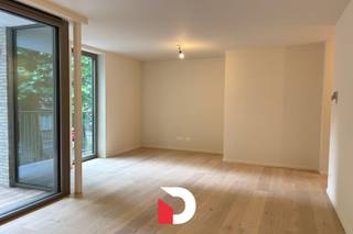 In de gegeerde wijk Kristus-Koning, op een steenworp van het centrum van Brugge, bevindt zich dit ruime en energiezuinige nieuwbouwappartement. Dankzij de gunstige ligging bevinden winkels, openbaar vervoer en andere dagelijkse voorzieningen zich in de onmiddellijke omgeving.<br /><br />Het appartement omvat een ruime en lichtrijke leefruimte met een open, volledig ingerichte keuken. Daarnaast beschikt het over een praktische berging, een apart toilet, een badkamer met inloopdouche en twee volwaardige slaapkamers. Vanuit de leefruimte heeft u toegang tot een aangenaam en ruim terras waar het heerlijk vertoeven is.<br /><br />Bij het appartement hoort een autostaanplaats (stpl23) die bereikbaar is via een autolift. Daarnaast is er een fietsberging voorzien.<br /><br />Het appartement wordt volledig geschilderd en uitgerust met lichtarmaturen en gordijnrails, waardoor het volledig instapklaar wordt opgeleverd.<br /><br />Dit comfortabele nieuwbouwappartement combineert een kwalitatieve afwerking met een uitstekende ligging en biedt alle hedendaagse wooncomfort. Interesse? Plan eenvoudig uw bezoek online: www.delbecque.immo.<br /><br />EPB: in opmaak. Gemeenschappelijke kosten: € 85/maand.