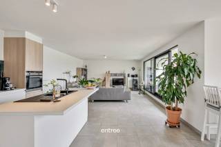 Cet appartement est idéalement situé dans le parc technologique de Zwijnaarde, à proximité de l'hôpital universitaire (UZ), avec le tram au pas de la porte, dans un environnement calme tout en étant proche de toutes commodités.<br /><br />Répartition des pièces :<br />hall d'entrée avec un grand placard intégré, toilettes, spacieux espace de vie comprenant cuisine, salle à manger et salon, buanderie attenante à la cuisine, terrasse orientée plein sud de 13 m², salle de bain avec double lavabo et grande douche à l’italienne, et 2 belles chambres dont une très grande offrant la possibilité d’y aménager un dressing.<br /><br />L’appartement bénéficie d’une finition de haute qualité et d’une cuisine entièrement équipée.<br /><br />La porte d’entrée de l’immeuble est totalement automatisée, ce qui facilite l’accès, notamment pour les personnes à mobilité réduite.<br /><br />Les cyclistes peuvent soit prendre leur vélo avec eux dans le garage souterrain, soit le stationner en toute sécurité dans le grand local à vélos au rez-de-chaussée.<br /><br />Une place de parking souterraine avec un grand débarras attenant peut être louée pour 95 € par mois.<br /><br />Les charges communes s’élèvent à 105 € par mois.<br /><br />L’accès au centre de Gand est excellent (à distance de vélo), ainsi que l’accès aux axes routiers R4 vers l’E17/E40. La gare de Gand-Saint-Pierre est également accessible à vélo.<br /><br />Intéressé ? Contactez Pieterjan à pw@entree.be ou au 0472 80 20 65.