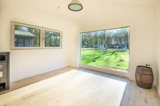 Op zoek naar een betaalbaar tweede verblijf waar je meteen kan genieten van rust, natuur en comfort?Deze volledig gerenoveerde chalet op het groene...
