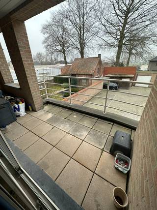 Gezellig en goed onderhouden 1-slaapkamer appartement, centraal gelegen in Ruddervoorde.Indeling: inkomhal, leefruimte met half-open keuken en...