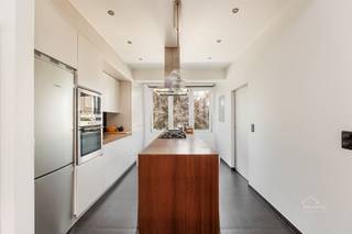 <p><strong>1-slpk appartement met optie tot 2 te koop te Boelaer Park!</strong></p><p>Ontdek dit instapklare appartement in Borgerhout, op wandelafstand van het gezellige Boelaer Park en vlakbij de populaire wijk Zurenborg. Met een bewoonbare oppervlakte van 90 m² biedt dit appartement een aangename combinatie van comfort, lichtinval en rust. Het appartement bevindt zich op de tweede verdieping.</p><p>Bij het binnenkomen komt u terecht in de open eetruimte die aansluit op de moderne, kwalitatief ingebouwde keuken. De keuken is uitgerust met een kookeiland en hoogwaardige toestellen van AEG, NOVY, Siemens en Bosch, waaronder een gasvuur, dampkap, oven en koelkast. Vanuit de keuken geniet u bovendien van een open groen uitzicht.</p><p>Aansluitend bevindt zich de ruime badkamer, voorzien van een bad, aparte douche, toilet en dubbele wastafel. Verder leidt de leefruimte naar de ruime slaapkamer met aansluitende dressing. Deze dressing wordt momenteel als kledingruimte gebruikt, maar kan eenvoudig worden omgevormd tot een volwaardige tweede slaapkamer, bureau of hobbyruimte.</p><p>Doorheen het volledige appartement zorgen de grote raampartijen en het open uitzicht voor een aangename en rustige woonbeleving.</p><p><strong>Troeven:</strong></p><p>• 1 ruime slaapkamer met dressing (mogelijkheid tot 2 slaapkamers)<br />• Geen gemeenschappelijke kosten<br />• Volledig instapklaar<br />• Gerenoveerd in 2020<br />• Zeer laag KI<br />• Gunstig gelegen nabij winkels, openbaar vervoer en invalswegen<br />• Vlakbij Zurenborg<br />• Veel natuurlijke lichtinval en open groen uitzicht</p><p><em><i>Wegens EPC-label F is de renovatieplicht van toepassing.</i></em></p>