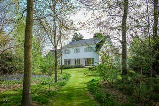 Bestaande uit: Inkomhal, ruime vestiaire of bureel, lichtrijke living met ingemaakte kasten, luxueus afgewerkte keuken met toestellen van V-zug, bijkeuken, masterbedroom met ensuite badkamer en prachtige dressing, 2de slaapkamer met badkamer, fitnessruimte (of berging), garage, verschillende kelders (oa wijnkelder & cv-kelder), parking met laadmogelijkheden, prachtig nieuw aangelegde tuin. Mogelijkheid om ca 2ha bij te kopen (weides en landbouwgrond). Unieke recente totaalrenovatie (V2 architecten). Koelen en verwarmen via vloerverwarming(warmtepomp), eveneens airco aanwezig.<br />