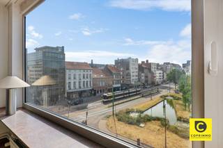 <p><span>Lichtrijk en instapklaar 2 slaapkamer appartement "with a view" op toplocatie!</span><span><br /></span><span>Dit charmant 2 slaapkamer appartement bevindt zich op de 4de verdieping van een goed onderhouden te midden van 't Stad. Op deze droomlocatie kan u volop genieten van het bruisende stadsleven op een boogscheut van alle "hotspots" (Harmonie, Groen Kwartier, Stadspark, 't Zuid, de Meir,...). Kortom, de ideale uitvalsbasis in centrum Antwerpen waar kwalitatief wonen in de hand wordt gewerkt door een mooie "work-life balance". Het appartement is beschikbaar bij akte, ideaal voor eigen bewoning, maar biedt ook een mooie kans om zorgeloos te investeren.</span></p><p><span><br /></span><span>Inkomhal, leefruimte & keuken:</span></p><p><span>U betreedt het appartement via de ruime inkomhal met parlofoon en ingemaakte vestiaire. In de omvangrijke leefruimte gaat de aandacht meteen uit naar de alomtegenwoordige lichtinval en het schitterende open uitzicht over het groen van de "3 Fonteyne". De authentieke elementen zoals de moluren, de sierhaard, de vintage tussendeur, de prachtige blokjesparket en de fraaie marmeren venstertabletten geven het appartement véél karakter en zorgen voor extra sfeer en gezelligheid. De keuken ligt aanpalend en kan toekomstgericht eenvoudig worden opengetrokken. Ze voorziet in een keramisch vuur, dampkap, vaatwasser, koelkast met vriesvak, microgolf en zelfs een wasmachine. </span></p><p><span> </span></p><p><span>Slaapkamers, badkamer & toilet:</span></p><p><span>Ook in beide slaapkamers (ca. 10,5 & 16m²) die aan de nog rustigere achterzijde liggen, neemt de blokjesparket een prominente plaats in. De geheel betegelde badkamer is onderhoudsvriendelijk en omvat een ligbad/douche combinatie en een strak wasmeubel. Het toilet met handenwasser is apart.</span></p><p><span><br /></span><span>Terrassen, kelder & autostaanplaats:</span><span><br />Met zowel een terras aanpalend de keuken alsook een terras aanpalend de slaapkamer kan u op elk moment van de dag genieten van zon en schaduw. Bijkomende liggen het Stadspark en Harmonie op een steenworp. Een privatieve kelder is inbegrepen. In de ondergrond van het naastgelegen perceel te Jan Frans Willemsstraat 1 vindt u een dubbele autostaanplaats die plek biedt om 2 wagens en/of fietsen achter elkaar te stallen. De staanplaats dient aangekocht te worden t.b.v. € 35.000. </span></p><p><span><br /></span><span>Extra troeven:</span></p><p><span>- Toplocatie (Mobiscore 9,6/10)</span></p><p><span>- EPC B - 141</span></p><p><span>- HR ramen 2018</span></p><p><span>- Dakisolatie 10 cm PUR</span></p><p><span>- Lichtrijk en groen uitzicht<br />- 2 terrassen</span></p><p><span>- Kelder</span></p><p><span>- Dubbele staanplaats</span></p><p><span>- Fiberklaar</span></p><p><span> </span></p><p><span> </span></p>