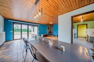 WE INVEST Sud-Luxembourg biedt u deze prachtige gelijkvloerse woning met 4 gevels aan, gelegen in een rustige woonstraat in het charmante...