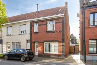 <p><strong>Te renoveren halfopen woning met garage en zuidgerichte tuin in het centrum van Arendonk</strong></p>
<p>Op zoek naar een woning met ruimte, potentieel en een centrale ligging? Deze deels te renoveren halfopen bebouwing in het hart van Arendonk biedt tal van mogelijkheden voor wie zijn eigen stempel wil drukken.</p>
<p>De woning beschikt over een inkom via het voormalige kapsalon, dat vandaag ingericht is als slaapkamer, maar perfect kan dienen als bureauruimte, praktijk of hobbykamer. Verder is er een praktische berging, een badkamer uitgerust met zowel douche als ligbad en aansluiting voor een wasmachine, evenals een apart toilet.</p>
<p>De ruime, ingerichte keuken met gezellige ontbijthoek vormt het hart van de woning en sluit naadloos aan op de lichtrijke woonkamer met parketvloer en mooi zicht op de verzorgde, zuidgerichte tuin.</p>
<p>Op de eerste verdieping bevinden zich drie slaapkamers. Via een vaste trap bereik je de zolderverdieping, waar zich nog een extra slaapkamer bevindt.</p>
<p>Extra troef is de ondergrondse garagebox, gelegen aan de overzijde van de straat.</p>
<p>De woning vraagt voornamelijk een energetische renovatie, maar biedt een stevige basis en veel ruimte voor wie comfortabel en centraal wil wonen. Verwarming gebeurt via aardgas.</p>
<p><strong>Troeven:</strong></p>
<ul>
<li>Centrale ligging in Arendonk</li>
<li>Zuidgerichte tuin</li>
<li>Ondergrondse garagebox aan de overzijde</li>
<li>Aparte zij-ingang via een poortje</li>
<li>Veel potentieel na renovatie</li>
<li>EPC: F-label => renovatieplicht!</li>
</ul>