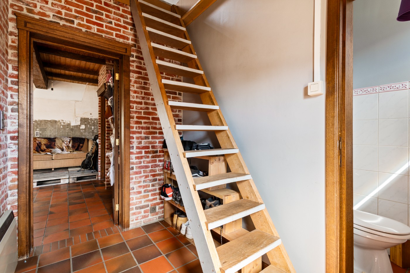 Charmante, te renoveren woning met ruime groene tuin - foto 2