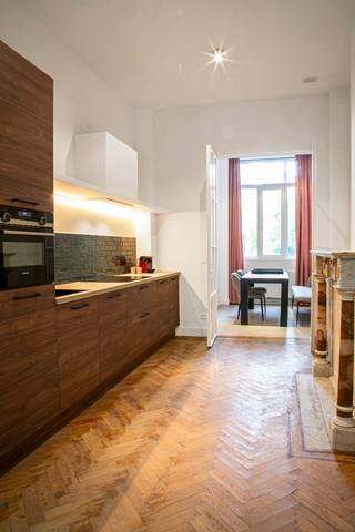 <p>Bent u op zoek naar een interessante investering met een vast rendement op een absolute toplocatie? Dan is dit indrukwekkende herenhuis aan de prestigieuze Amerikalei precies wat u zoekt. Gelegen op één van de mooiste lanen van Antwerpen, bevindt het pand zich op wandelafstand van het KMSKA, de bruisende Marnixplaats met haar gezellige cafés en restaurants en het vernieuwde Zuidpark. Bovendien geniet u hier van een uitstekende bereikbaarheid dankzij de vlotte verbindingen naar het stadscentrum en de belangrijkste invalswegen.</p>
<p>Het gebouw omvat vier vergunde en volledig gerenoveerde appartementen, elk afgewerkt met kwalitatieve materialen en een doordachte indeling. Het gelijkvloerse appartement beschikt over een ruime tuin, een slaapkamer met en-suite badkamer, een volledig uitgeruste keuken, een eetkamer en een aparte bureauruimte. De appartementen op de eerste en tweede verdieping bieden een open keuken met aansluitende leefruimte, een ruime slaapkamer met en-suite badkamer en toegang tot een aangenaam terras. Het dakappartement combineert een open keuken en lichtrijke woonkamer met een praktische slaapkamer en stijlvolle badkamer.</p>
<p>In 2023 onderging het volledige gebouw een totaalrenovatie waarbij duurzaamheid, comfort en esthetiek centraal stonden. Het pand werd uiterst energiezuinig afgewerkt, met behoud van authentieke elementen die het karakter van het herenhuis extra benadrukken. Hoogwaardige materialen en verfijnde details zorgen voor een tijdloze en stijlvolle uitstraling.</p>
<p>De appartementen worden bovendien inclusief meubels verkocht, wat deze eigendom meteen instapklaar en bijzonder interessant maakt als investering.</p>
<p>Interesse? Contacteer LISTED vandaag nog via +32 3 283 51 51.</p>