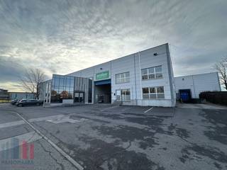 Op een strategische locatie in Gullegem bevindt zich dit ruim industriëel bedrijfsgebouw, uitermate geschikt voor ondernemingen die nood hebben...