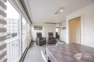 Op zoek naar een gezellige stek aan zee? Ontdek deze mooie, verzorgde studio op de eerste verdieping, ideaal gelegen dicht bij winkels en de Albert I-promenade! De studio geniet van aangename grote raampartijen en zicht op de drie gapers. Doordat de badkamer mooi is afgezonderd vormt dit extra comfort waardoor je in alle rust kan opfrissen. Ook is er de mogelijkheid om in de buurt een afgesloten garagebox bij aan te kopen. Dankzij de uitstekende ligging bevinden het strand, de winkels, restaurants en het openbaar vervoer zich allemaal op wandelafstand. De ideale uitvalsbasis voor een heerlijk vakantieverblijf aan zee! Laat deze kans niet voorbijgaan en plan vandaag nog uw bezoek!