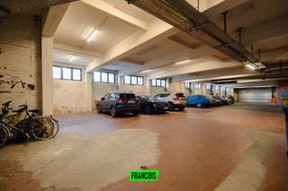 Gelegen in een rustige wijk van Molenbeek op een steenworp van metro station Osseghem bieden wij een parkeerplaats nummer 11 aan in de...