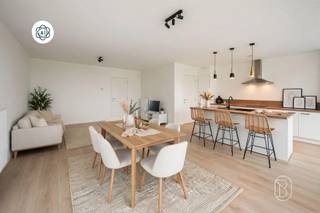 Deze recente halfopen woning uit 2021 ligt in het centrum van Anzegem, op wandelafstand van winkels, scholen en dagelijkse voorzieningen.Verkoop onder registratierechten mogelijk! Een hedendaagse woning met een praktische indeling, veel licht en een aangenaam gevoel van ruimte. Omheinde tuin, terras, oprit en carport, en alle modern comfort. De woning is bovendien perfect onderhouden en recent volledig geschilderd.Op het gelijkvloers: een inkomhal met gastentoilet, een lichtrijke leefruimte met open keuken en aansluitende berging. Vanuit de leefruimte kijk je uit op het terras en de tuin.Boven zijn er drie volwaardige slaapkamers, een extra bergruimte, apart toilet en een ruime badkamer met zowel inloopdouche als bad.De troeven: recente bouw uit 2021, 3 slaapkamers, 6 zonnepanelen, energiezuinig, onderhoudsvriendelijke tuin en terrasrecent volledig geschilderdEen recente woning met alles wat je vandaag zoekt: comfortabel, energiezuinig en goed gelegen.