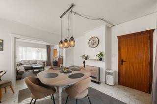 Bent u op zoek naar een gezellige woning met 3 slaapkamers, een aangename tuin en heel wat praktische troeven op een centrale ligging? Dan is deze woning in het hartje van Koekelare zeker een bezoek waard. Dankzij de uitstekende ligging bevinden winkels, supermarkten, scholen, horeca en tal van andere voorzieningen zich op wandelafstand. Een belangrijke troef is de uitweg aan de achterzijde, die rechtstreeks toegang biedt tot de ruime garage/opslagruimte en carport. Daarnaast beschikt de woning over een recent vernieuwde keuken en een volledig vernieuwde elektrische installatie.<br /><br />Indeling: inkomhal, ruime en lichtrijke leefruimte met zit- en eetplaats, volledig geïnstalleerde keuken en droge kelder. Op de eerste verdieping bevinden zich twee volwaardige slaapkamers, een kinderkamer/bureau en een badkamer. Verder beschikt de woning over een ruime zolder en een praktische wasruimte met afzonderlijk toilet.<br /><br />De gezellige tuin beschikt over twee terrassen: een ruim terras dat aansluit bij de woning en een tweede, zonovergoten terras waar u heerlijk van de zon kunt genieten. De leuke buitenbar vormt hierbij een extra troef en maakt van de tuin een aangename plek om te vertoeven.<br />Helemaal achteraan het perceel bevinden zich de ruime garage/opslagruimte en carport, met voldoende mogelijkheden voor het parkeren van de wagen en heel wat extra opbergruimte.<br /><br />Kortom, een aangename woning op een uitstekende ligging in het centrum van Koekelare, met een mooie combinatie van gezellig wonen en praktische mogelijkheden.<br />Interesse? Neem gerust contact op met Ward via 0470 20 66 88 voor meer informatie of een bezoek ter plaatse.<br /><br />Renovatieplicht van toepassing.
