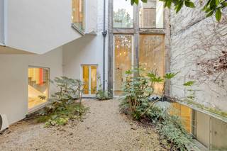 Ce magnifique bâtiment commercial avec une façade orientée au sud et une forte apparence historique offre une opportunité unique d'établir une activité exclusive dans un emplacement central de Gand avec de nombreux passages. Pendant des années, le bâtiment a abrité le célèbre magasin Twiggy, un nom bien connu du public gantois, et est donc très reconnaissable.<br /><br />Le bâtiment a été rénové avec le souci du détail par le célèbre cabinet d'architecture De Vylder Vinck Taillieu, tout en conservant son caractère authentique. L'espace est idéal pour une solution de vente au détail de haute qualité qui met l'accent sur l'expérience et l'apparence.<br /><br />La cour privée permet d'échapper agréablement à l'agitation de la ville et, grâce aux grandes fenêtres, elle est également visible à l'intérieur.<br /><br />Situé près de la Vlaanderenstraat, à distance de marche du centre et à proximité du parking Zuid, le bâtiment est facilement accessible et entouré d'un environnement animé.<br /><br />Le rez-de-chaussée et le sous-sol sont idéaux pour le commerce, le premier étage est parfait comme bureau. L'ensemble du bâtiment peut également être loué comme bureau et offre des possibilités d'agrandissement jusqu'à 650 m². <br /><br />Surface :<br />- Sous-sol : 167 m²<br />- Rez-de-chaussée : 167 m²<br />- Premier étage : 167 m²<br />- Total : 500 m²<br /><br />Spécifications :<br />- Panneaux solaires<br />- Chauffage central au gaz naturel<br />- Ascenseur <br />- Douche<br />- Sanitaire<br /><br />Disponibilité :<br />Pour discuter.<br /><br />Êtes-vous intéressé par cette propriété commerciale à louer dans le centre de Gand ? N'hésitez pas à nous contacter au 09 245 35 35 ou à business.gent@dewaele.com