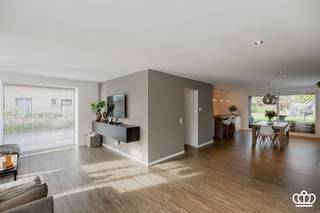 Energiezuinige en recente woning, gelegen in een rustige doodlopende straat nabij het centrum van Essen, met o.a. ruime leefruimte, open keuken...