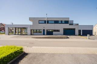 Bent u op zoek naar showroom op een commerciële locatie en met een grote visibiliteit? Dan is deze showroom in Zwevegem absoluut een bezoek waard.Deze eigendom is gelegen op een perceel van circa 1.320 m² en beschikt over een ruime showroom van ca. 530 m². De commerciële ruimte omvat een lichtrijke toonzaal, een aparte kantoorruimte, een sanitair blok, een kitchenette en een kleine magazijnruimte. Het pand is onmiddellijk beschikbaar voor diverse commerciële en/of professionele activiteiten.Specificaties:- Tegelvloer- Warme luchtblazer op gas - Warmtepomp- Grote raampartijen - 1 sectionaalpoort Dit pand kan onderhevig zijn aan de renovatieverplichting die door de Vlaamse overheid wordt opgelegd voor niet-residentiële gebouwen. Consulteer voor meer informatie de website van het Vlaams Energie- en Klimaatagentschap via https://www.energiesparen.be/nr/renovatieverplichting.Bent u op zoek naar bedrijfsvastgoed bestaande uit een showroom te koop in Zwevegem? Aarzel dan niet om ons te contacteren op het nummer 056 21 11 11.Bestuursmaatregelen in het maatregelenregister: nee