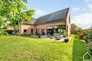 Deze architecturale parel met een bewoonbare oppervlakte van 380m² en EPC A+ score van 34 biedt alles maar dan ook alles aan...ONTDEK DE WONING VIA...