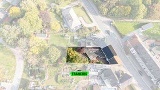 In het centrum van Oosterzele, nabij lokale handelaars en scholen, situeert deze te renoveren, ruime gezinswoning. De woning is te betreden via...