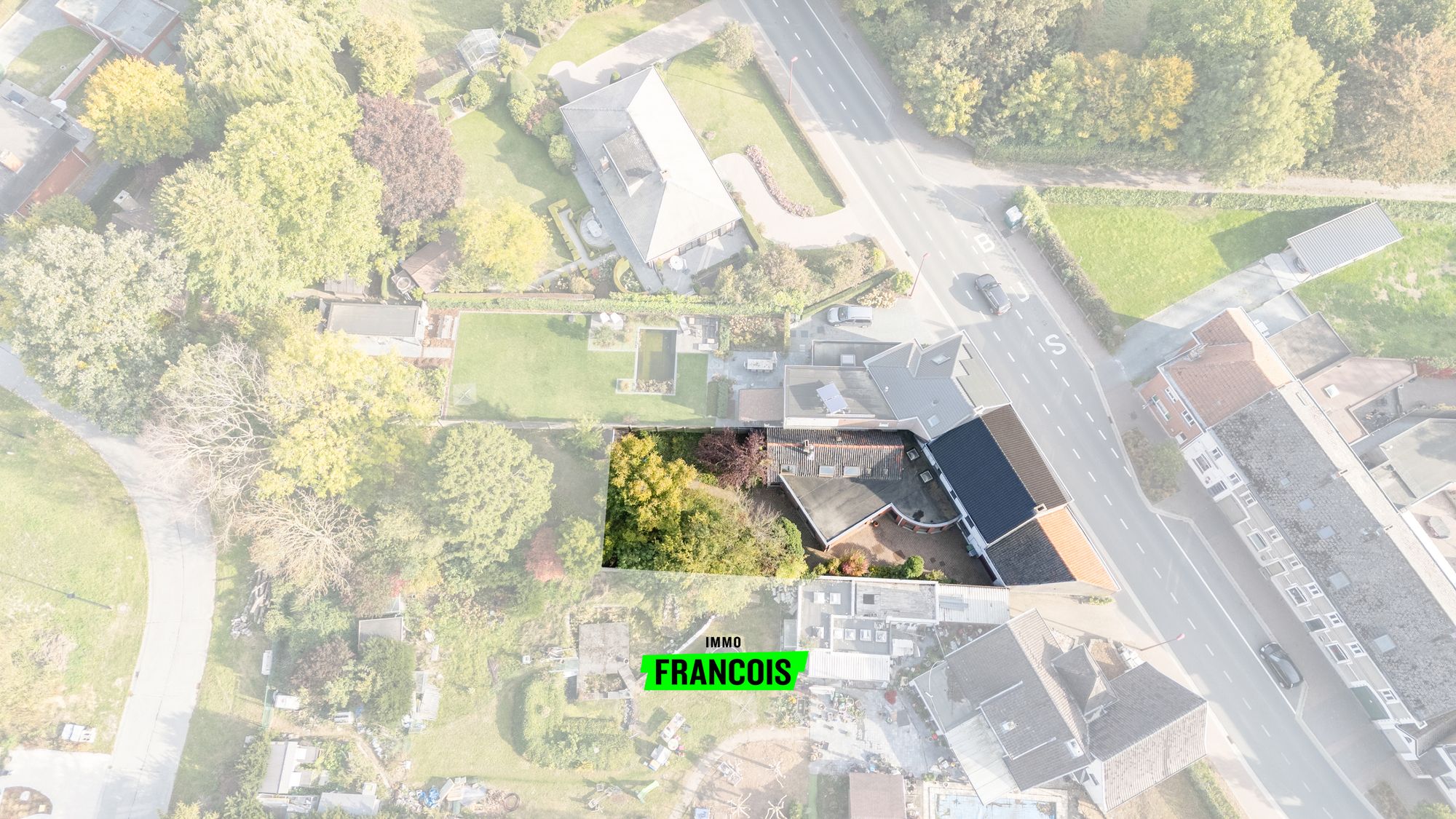 Te renoveren woning met atelier en ruime garage in centrum Oosterzele! - foto 2