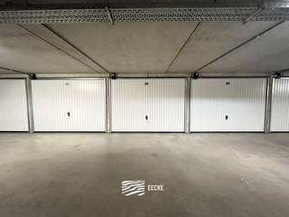 Spacious garage located at the entrance of the complexDimensions: 3.07 x 5.82 mLeasehold - Entrance via LombardsijdestraatPassenger elevator...