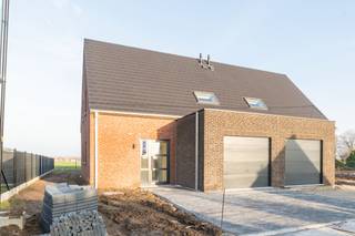 <strong>Op zoek naar een moderne woning op een goede locatie? Ontdek deze twee volledig afgewerkte en direct bewoonbare huizen in Saint-Léger!</strong>
<ul>
	<li>E45</li>
	<li>Helder</li>
	<li>Prachtig uitzicht op het platteland</li>
	<li>3 slaapkamers</li>
	<li>Inpandige garage</li>
	<li>Energetisch</li>
</ul>
Kavel 8 is volledig afgewerkt, inclusief schilderwerk, verlichting en tuinaanleg. <br /><br /><strong>⮕ Koop uw nieuwe woning in Saint-Léger en ontvang uw droomkeuken gratis, ter waarde van maximaal € 6.000 (exclusief btw)!</strong><br /><br />Interesse? Neem contact met ons op!