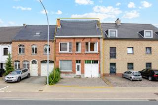<p><span>Deze woning biedt een uitstekende kans voor wie op zoek is naar een renovatieproject dat volledig naar eigen smaak kan worden ingericht. Op het gelijkvloers bevindt zich de woonkamer, bestaande uit een gezellige zithoek en een eetplaats, met aansluitend de keuken en een praktische berging. Onder de woonkamer is een kleine kelder aanwezig die dienst kan doen als extra opslagruimte. Verder beschikt de woning over een ruime garage.</span></p><p><span> </span></p><p><span>Op de eerste verdieping bevinden zich drie slaapkamers en een badkamer. Via een vaste trap bereikt u de zolderverdieping, die momenteel niet is ingericht maar tal van mogelijkheden biedt voor bijkomende woonruimte, een hobbykamer of een bureau. Achteraan de woning bevindt zich een grote tuin waar u in alle rust kunt genieten van het buitenleven. De ruime buitenruimte biedt bovendien heel wat mogelijkheden voor tuinliefhebbers, gezinnen of wie op zoek is naar extra ruimte rondom de woning.</span></p><p><span> </span></p><p><span>Dankzij de functionele indeling en de aanwezige ruimtes vormt deze woning een ideale basis voor wie een woning volledig naar eigen wensen wil renoveren en afwerken.</span></p><p><span> </span></p><p><span>Voor meer informatie of een bezoek contacteert u Timothy van Immo Zone op 0474/ 41. 28. 40.</span><span> </span></p>