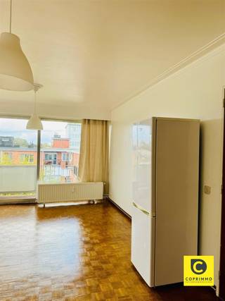<p><span>1-bedroom apartment with terrace and favorable EPC in the Groenenhoek area</span></p><p><span> </span></p><p><span>On the fourth floor of a well-kept building is this bright 1-bedroom apartment with terrace, located at 58 Valkenputstraat in Borgerhout. </span></p><p><span> </span></p><p><span>location: </span></p><p><span>This pleasant apartment is located in Valkenputstraat in the heart of the sought-after Groenenhoek neighborhood, in Borgerhout.</span></p><p><span>The location is particularly favorable: quiet living with all amenities within easy reach. Within walking distance is the green Te Boelaer Park, ideal for relaxation, sports and hiking. You also enjoy easy access to the center of Antwerp, public transportation, schools and stores in the immediate vicinity.</span></p><p><span> </span></p><p><span>location</span></p><p><span>You enter in the entrance hall which gives access to all areas of the apartment.</span></p><p><span>Through a double door on the left you enter the bright living space, finished with block parquet flooring. This pleasant space offers enough room for a cozy sitting area and a large dining table. The open kitchen with warm wooden worktop is integrated into the L-shaped living space and equipped with all the necessary appliances and storage space.</span></p><p><span>From the living space you have access to the terrace through a sliding door, a nice outdoor space where you can enjoy peace and quiet.</span></p><p><span>Further in the entrance hall is the spacious bedroom, equipped with built-in closets. The windows were recently renewed, contributing to comfort and energy efficiency.</span></p><p><span>The bathroom is fully tiled and equipped with a bathtub with shower option, and also offers space for a washing machine and dryer. There is also a separate guest toilet.</span></p><p><span> </span></p><h2><span>Advantages</span></h2><ul><li><span>Favourable EPC label B </span></li><li><span>Asbestos safe </span></li><li><span>Compliant electrical installation </span></li><li><span>Bright apartment </span></li><li><span>Full terrace with sliding door </span></li><li><span>Coveted location in the Groenenhoek </span></li><li><span>Recently renewed windows in the bedroom </span></li><li><span>Interesting as an investment / income property </span></li></ul><p><span> </span></p><p><span>Thanks to the combination of a strong location, good energy performance and practical layout, this apartment is not only ideal as a first residence, but also particularly interesting as a carefree investment with attractive rental potential.</span></p>