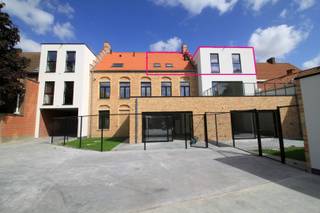 Pal in het centrum van Westrozebeke, bevindt zich dit prachtig recent appartement op de 2de verdieping van het gebouw. Het appartement omvat een...