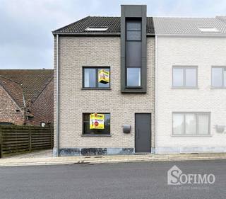 <h1><span>Recente, instapkare Halfopen bebouwing (EPC B)</span></h1><h1><span>Rustig gelegen nabij het centrum van Westrozebeke</span></h1><h1><span> </span></h1><h1><span>De woning is ingedeeld als volgt:</span></h1><h1><span> </span></h1><h1><span>Gelijkvloers: </span></h1><h1><span>Inkomhal met ingemaakte kasten en gastentoilet, lichtrijke woonkamer met gashaard en grote raampartijen, moderne open keuken met eiland en alle toestellen, wasplaats/berging.</span></h1><h1><span>Onderhoudsvriendelijke tuin met tuinhuis, oprit voor 3 wagens.</span></h1><h1><span> </span></h1><h1><span>1e verdieping</span><span>:</span></h1><h1><span>Berging, slaapkamer, badkamer met inloopdouche bad en 2e toilet.</span></h1><h1><span> </span></h1><h1><span>2e verdieping: </span></h1><h1><span>Grote slaapkamer (mogelijk op te splitsen naar 2 kamers) en zolder.</span></h1><h1><span> </span></h1><h1><span>Extra:</span></h1><h1><span>Aparte garage te koop om de hoek van de woning (€22.000)</span></h1><h1><span> </span></h1><h1><span> </span></h1>