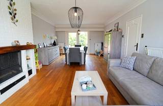 Op zoek naar een woning met ruimte, licht en een rustige ligging? Dan is deze verzorgde bell-etage zeker een bezoek waard!Gelegen in een doodlopende...