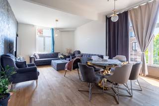 Lichtrijk hoek appartement met karakter! <br /><br />De ligging van dit gebouw is uiterst centraal. Zo zijn alle verbindingswegen in de directe omgeving terug te vinden, is er een ruim aanbod aan openbaar vervoer en zijn er in de directe omgeving tal van winkels die voorzien in de dagelijkse behoeftes. Nood aan groen en ontspanning? Met de fiets ben je op vijf minuten in het prachtige Middelheim park!<br /><br />Het appartement is gelegen op de eerste verdieping van een kleinschalig renovatieproject uit 2023. Hier geen zorgen over verbouwen en renoveren, maar instap klaar wonen!<br />Het appartement beschikt over een inkomhal voorzien van afzonderlijk toilet. De leefruimte is ruim en kan dankzij de hoekligging genieten van uitzonderlijk veel licht en zon! Verder beschikt het appartement over drie slaapkamers (waarvan een doorlopende kamer) keuken en badkamer.<br />Ondergronds is er nog een handige kelderberging. <br /><br /><br />Belangrijkste troeven<br />- Ruim en instap klaar appartement<br />- Kleinschalig gebouw<br />- Lage maandelijkse lasten<br />- Per direct beschikbaar <br />- Blanco elektrische keuring<br />- …<br /><br /><br />Verplichte vermeldingen<br />Epc: 128 kWh/m2<br />P-score: A<br />G-score: A<br />Stedenbouwkundige gegevens in aanvraag