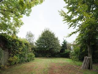 Op een vlot bereikbare locatie in Drongen bevindt zich deze vrijstaande woning met een verrassend veelzijdig karakter. De eigendom biedt niet alleen een bewoonbare oppervlakte van circa 150 m², maar beschikt ook over een aangrenzende bijbouw van ongeveer 100 m². Een interessante opportuniteit voor wie op zoek is naar ruimte, vrijheid en de mogelijkheid om een woning volledig naar eigen inzicht vorm te geven.<br /><br />De woning heeft een karaktervolle bakstenen gevel met als absolute meerwaarde de aangrenzende bijbouw van circa 100 m². Deze ruimte opent tal van perspectieven. Voor een zelfstandige of iemand met een bijberoep biedt ze de mogelijkheid om een atelier, praktijkruimte, kantoor of werkplaats in te richten, met de mogelijkheid om een afzonderlijke toegang vanaf de straat te voorzien. Zo kunnen wonen en werken op één adres worden gecombineerd, met behoud van de nodige privacy.<br /><br />Wie liever volledig inzet op residentieel gebruik, kan de bijbouw betrekken bij het hoofdgebouw en zo een aanzienlijk groter woonvolume creëren. Denk aan een royale leefruimte, een architecturaal interessante uitbreiding of een combinatie van wonen, hobby en ontspanning, uiteraard onder voorbehoud van de nodige vergunningen.<br /><br />Ook buiten beschikt deze eigendom over een belangrijke troef. De ruime, groene tuin met volwassen bomen en een open gazon vormt een aangename plek om tot rust te komen. De bestaande verhardingen en bijgebouwen bieden bijkomende mogelijkheden om het geheel opnieuw vorm te geven.<br /><br />Deze eigendom vraagt om een grondige renovatie, maar biedt net daardoor de vrijheid om een persoonlijk woonproject te realiseren. De combinatie van een vrijstaande woning, een omvangrijke bijbouw, een groene buitenruimte en de vlotte bereikbaarheid maakt dit een bijzonder interessant geheel.<br /><br />Een plek voor wie verder kijkt dan het bestaande en de mogelijkheden ziet van een eigendom waar wonen, werken en ruimte samenkomen.
