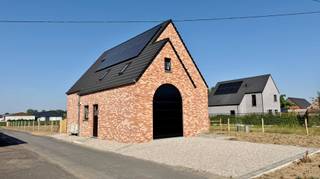 Bent u op zoek naar een stijlvolle en energiezuinige nieuwbouwvilla waar ruimte, comfort en licht centraal staan? Dan is deze prachtige woning beslist een bezoek waard.<br /><br />Bij het binnenkomen wordt u verwelkomd in een ruime inkomhal met gastentoilet. De lichtrijke leefruimte vormt samen met de volledig uitgeruste open keuken het hart van de woning. Dankzij de vele grote raampartijen geniet u de hele dag van een overvloed aan natuurlijk licht en een adembenemend uitzicht over de volledig omheinde tuin en de achterliggende velden.<br /><br />Aansluitend bevinden zich een praktische wasplaats en een ruime garage.<br /><br />Op de eerste verdieping zijn er vier volwaardige slaapkamers en een stijlvolle badkamer, uitgerust met een ligbad, een inloopdouche en een dubbel lavabomeubel. Daarnaast is er een apart toilet op het verdiep.<br /><br />Buiten geniet u van een volledig afgesloten tuin met een ruim terras, ideaal om in alle rust van de zon en het landelijke uitzicht te genieten. Vooraan beschikt de woning over een ruime oprit en de tuin is bovendien bereikbaar via een handige zijweg.<br /><br />Troeven van deze woning:<br /><br />Exclusieve nieuwbouwvilla<br />- 4 ruime slaapkamers<br />- Volledig uitgeruste open keuken<br />- Zeer lichtrijke leefruimte met grote raampartijen<br />- Prachtig open zicht over de tuin en de velden<br />- Volledig omheinde tuin met terras<br />- Ruime garage en praktische wasplaats<br />- Vloerverwarming<br />- Zonnepanelen<br />- Airconditioning in elke slaapkamer<br />- Energiezuinige en kwalitatieve afwerking<br /><br />Een unieke woning voor wie op zoek is naar een luxueuze, instapklare gezinswoning met alle hedendaagse comfort op een rustige locatie.<br /><br />Interesse? Contacteer ons gerust voor meer informatie of een bezoek ter plaatse.
