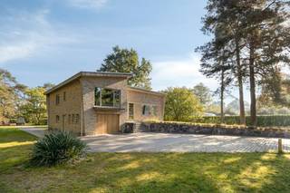 Deze woning ligt op een indrukwekkend perceel van maar liefst 35 meter breed en 75 meter diep en bevindt zich op 21 meter van de straatkant. Dit zorgt meteen bij aankomst voor een gevoel van rust, ruimte en geborgenheid. Achter op het terrein bevindt zich een vrijstaand garagegebouw dat momenteel is ingericht als veelzijdige hobby- of praktijkruimte. Ideaal voor thuiswerkers, creatievelingen of zelfstandigen. <br /><br />Bij het betreden van de villa komt u binnen in een representatieve, open inkomhal met traphal. De royale woonkamer baadt in het natuurlijke licht en sluit naadloos aan op een recente, kwalitatieve veranda waar u het hele jaar door geniet van het zicht op de diepe tuin.<br /><br />Indeling; <br />- sfeerrijke woonkamer<br />- recente veranda<br />- op te frissen keuken met tuinzicht<br />- slaapkamer gelijkvloers<br />- te moderniseren badkamer<br />- 3 ruime slaapkamers op verdieping<br />- apart toilet<br />- zeer veel opbergruimte in de kelders <br />- twee handige inpandige garages<br /><br />De villa werd zeer goed onderhouden. De keuken en badkamer bieden u de perfecte kans om het interieur volledig naar uw eigen smaak en moderne wensen in te richten.<br /><br />Kortom: De ultieme gezinswoning voor wie op zoek is naar enorm veel leefruimte, absolute privacy en een groene levensstijl, zonder in te boeten op bereikbaarheid en het comfort van de dorpskern nabij.<br /><br />Bestuursmaatregelen in het maatregelenregister: nee