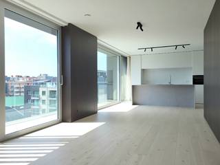Dit ruim 3-slaapkamer woonappartement met een bewoonbare oppervlakte van 147 m² is gelegen op de vijfde verdieping van de nieuwbouwresidentie 'Coxy-Dunes'.<br />Het appartement werd tot in de puntjes afgewerkt met de meest duurzame materialen en omvat:<br />inkom, toilet, woonkamer voorzien van eikenhouten inmaakkasten, open keuken met ruime berging die allebei uitgeven op het zuid-gericht terras, ruime masterslaapkamer met aansluitend een badkamer met ligbad en inmaakdouche, een tweede toilet en een tweede en derde slaapkamer die aansluiten op de tweede badkamer met inloopdouche.<br />De slaapkamers zijn voorzien van inmaakkasten geven uit op het terras achteraan waar u kunt genieten van de avondzon.<br />Mogelijkheid tot aankoop van een garagebox of staanplaats onder de residentie.
