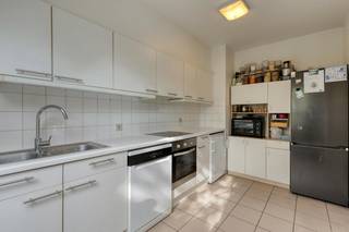 Ideaal gelegen op de vierde en hoogste verdieping aan de achterzijde van Pagodenlaan 11, tegenover de achterzijde van het Koninklijk Paleis van Laken, biedt dit lichtrijke appartement met twee slaapkamers een rustige woonomgeving. Dit pand  bestaat uit een uitnodigende inkomhal, een lichtrijke woonkamer, een functionele keuken, een badkamer en een apart toilet. De troef van dit appartement is het terras gericht op het groen van het binnengebied. Een kelder, een privatieve garage en een lift in het gebouw vervolledigen de voorzieningen van deze zeldzame vastgoedkans in een gewilde woonwijk van Brussel.