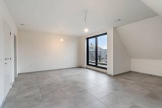 <u>Instapklaar appartement op de 2° verdieping conform de EPB-normen.</u><br /><br />Deze penthouse (loft-appartement) met een bewoonbare opp van 167 m² biedt een ruime woonbeleving.<br />Gelegen op een rustige locatie in een doodlopende straat mét een open uitzicht.<br />Dankzij het hoogrendementsglas geniet u binnen van absolute rust en stilte .<br /><br /><u>Indeling – Ruimte en overal licht 🌤️</u><br />Bij het binnenkomen verwelkomt de ruime, lichtrijke leefruimte u meteen.<br />Deze vloeit mooi over in de eetkamer en de volledig uitgeruste keuken met Whirlpool-toestellen.<br />Toestellen als de combi-oven, keramisch kookvuur, dampkap, afwasmachine zijn allemaal netjes ingebouwd. Aansluitend is er een praktische, afgesloten berging.<br />De loft beschikt over drie slaapkamers waaronder één uitzonderlijk grote ruimte die perfect kan dienen als tweede leefruimte, hobbyruimte of royale master bedroom.<br />De badkamer is uitgerust met bad én douche, een modern badkamermeubel met lavabo en een apart toilet.<br /><br />Buiten geniet u van twee terrassen waarvan één bijzonder ruim en zuidwest georiënteerd — ideaal voor zonliefhebbers.<br />Deels overdekt en in open lucht dus u kan gewoon ontspannen in alle rust. 🌿<br /><br /><em><u>Technieken – Energiezuinig en modern ⚡</u><br />Dit recente appartement (bouwjaar 2022) is volledig voorzien van hedendaagse technieken:<br />- Warmtepomp<br />- Vloerverwarming voor ultiem comfort<br />- Uitstekende isolatie<br />- EPC A met E-peil 28<br />- Ventillatie systeem D</em><br /><br /><u><strong>Hier woont u niet alleen stijlvol, maar ook uiterst energiezuinig.</strong></u><br /><br /><u>Praktisch – Comfort tot in de details 🚗</u><br />In de kelder beschikt u over een ruime privé-berging.<br />Achteraan het gebouw zijn<strong> twee autostaanplaatsen</strong> voorzien. Deze zijn verplicht bij aan te kopen aan <strong>€ 13.000 per stuk.</strong><br />De <strong>aanwezigheid van een lift</strong> maakt het wooncomfort compleet.<br /><br /><em>🌟 Deze penthouse is perfect voor wie een instapklare én uitzonderlijk comfortabele woonplek zoekt.<br /><br />Interesse ? Maak vandaag nog een afspraak voor plaatsbezoek.</em><br />