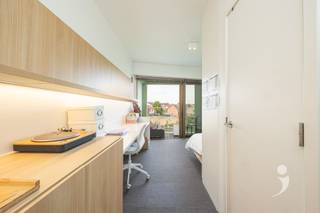  Deze moderne studentenkamer met eigen sanitair en eigen terras is gelegen in studentenresidentie Woods, vlakbij het Belle-Vue park. De residentie...
