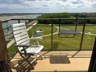 Genieten van een uitzonderlijke ligging met panoramisch uitzicht!<br /><br />Dit charmante appartement biedt een adembenemend zicht op de Havengeul, het natuurreservaat en het Maritiem Park. Dankzij de unieke locatie en het zuidgerichte terras geniet u de hele dag door van zon, rust en een prachtig schouwspel van voorbijvarende zeilboten.<br /><br />Het omvat een inkomhal, een badkamer met toilet, een functionele keuken, een lichtrijke leefruimte met directe toegang tot het terras, een slaapkamer én een slaaphoek. De grote raampartijen zorgen voor een aangename lichtinval en versterken het gevoel van ruimte.<br />Als extra troef beschikt het appartement over een privatieve kelderberging, inbegrepen in de prijs alsook een praktische en ruime gemeenschappelijke fietsberging.<br />Een ideale woonst of tweede verblijf voor wie op zoek is naar comfort, licht en een unieke omgeving aan het water.<br /><br />Bel Dries, ook op zon-en feestdagen, 0478/937.935, of kom langs op kantoor 'Immo Maritiem' naast het kerkje in Nieuwpoort-bad.