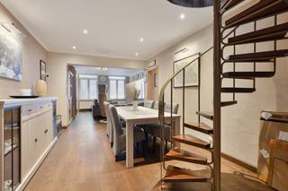 De ruime woning met een bewoonbare opp. van 320m² is gelegen te Gentsesteenweg 1316 in S-A-B. De woning bestaat uit:Gelijkvloerse...