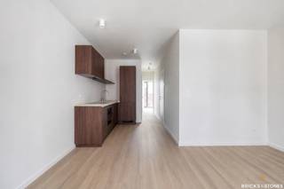 Dit lichtrijke nieuwbouwappartement met ruim terras is gelegen op Den Dam. Vanuit het appartement bereik je met de fiets in enkele minuten zowel het trendy Eilandje als het historische stadscentrum. Dankzij de uitstekende verbindingen met het openbaar vervoer, waaronder bushaltes en een Velo-station in de directe omgeving, alsook de grote invalswegen, geniet je hier van een optimale bereikbaarheid.<br /><br />De woonst omvat een aangename leefruimte met veel natuurlijke lichtinval en een open, volledig geïntegreerde keuken. Aansluitend aan de inkomhal bevindt zich een praktische berging met aansluitingen voor een wasmachine en droogkast. De badkamer is stijlvol afgewerkt en voorzien van een inloopdouche, lavabomeubel en toilet. Achteraan het appartement bevindt zich een ruime slaapkamer die dankzij de grote raampartijen geniet van veel licht en rechtstreeks toegang geeft tot het terras.<br /><br />Extra troeven:<br />- Eerste bewoning<br />- Energiezuinig appartement met gunstig EPC<br />- Privatieve meters<br />- Zonnepanelen aanwezig<br />- Lift aanwezig in het gebouw<br />- Centrale ligging nabij belangrijke invalswegen en voorzieningen<br /><br />Beschikbaar vanaf 1 juli 2026.