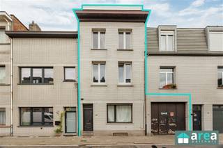 <p><span>Deze interessante opbrengsteigendom bevindt zich in een rustige buurt van Antwerpen-Noord en vormt een uitstekende investeringsopportuniteit. Het geheel bestaat uit een gebouw met drie wooneenheden, een afzonderlijk achterhuis én een ruim magazijn. Het hoofdgebouw omvat drie units, waarvan twee beschikken over een aparte slaapkamer en één een duplex is met 2 slaapkamers. Daarnaast bevindt zich achteraan het perceel een afzonderlijk achterhuis (huisnummer 64). Tot slot is er nog een ruim magazijn van 215 m², toegankelijk via huisnummer 62/1. Dankzij de aparte toegang is dit magazijn ideaal voor opslag, een zelfstandige activiteit of als bijkomende verhuureenheid.</span></p><p><span> </span></p><p><span>Grootste troeven:</span></p><p><span>-Centrale doch rustige locatie</span></p><p><span>-Vergunde units</span></p><p><span>-5 verhuurde units (€</span><span>4.800/mnd)!</span></p><p><span>-Pand met enorm veel potentieel!</span></p><p><span>-Uniek & ruim magazijn</span></p><p><span>-Extra achterhuis</span></p><p><span> </span></p><p><span>Indeling:</span></p><p><span>-Magazijn (nummer62/1): ruime polyvalente ruimte (215m²). Werd altijd gebruikt als magazijn (stockage).</span></p><p><span>-Gebouw (nummer 64):</span></p><p><span>*GLVL (38m²): ruime living (25m²) met aansluitend slaapkamer met badkamer (samen 13m²). De unit geniet van een stadskoer (9m²).</span></p><p><span>*V1 (44m²): living (28m²), aparte slaapkamer (11m²), badkamer (3m²) + apart toilet (2m²).</span></p><p><span>*V2+V3 (duplex 58m²): op V2 ruime living met keuken & apart toilet (samen 32m²). Op V3 2slpk (beide 11m²) alsook badkamer (7m²).</span></p><p><span>*Achterhuis (67m²): bestaande uit 3 ruime kamers.</span></p><p><span> </span></p><p><span>Voor meer informatie kan u terecht bij Area Partners: INFO@area.be of 03/284.60.60</span></p>