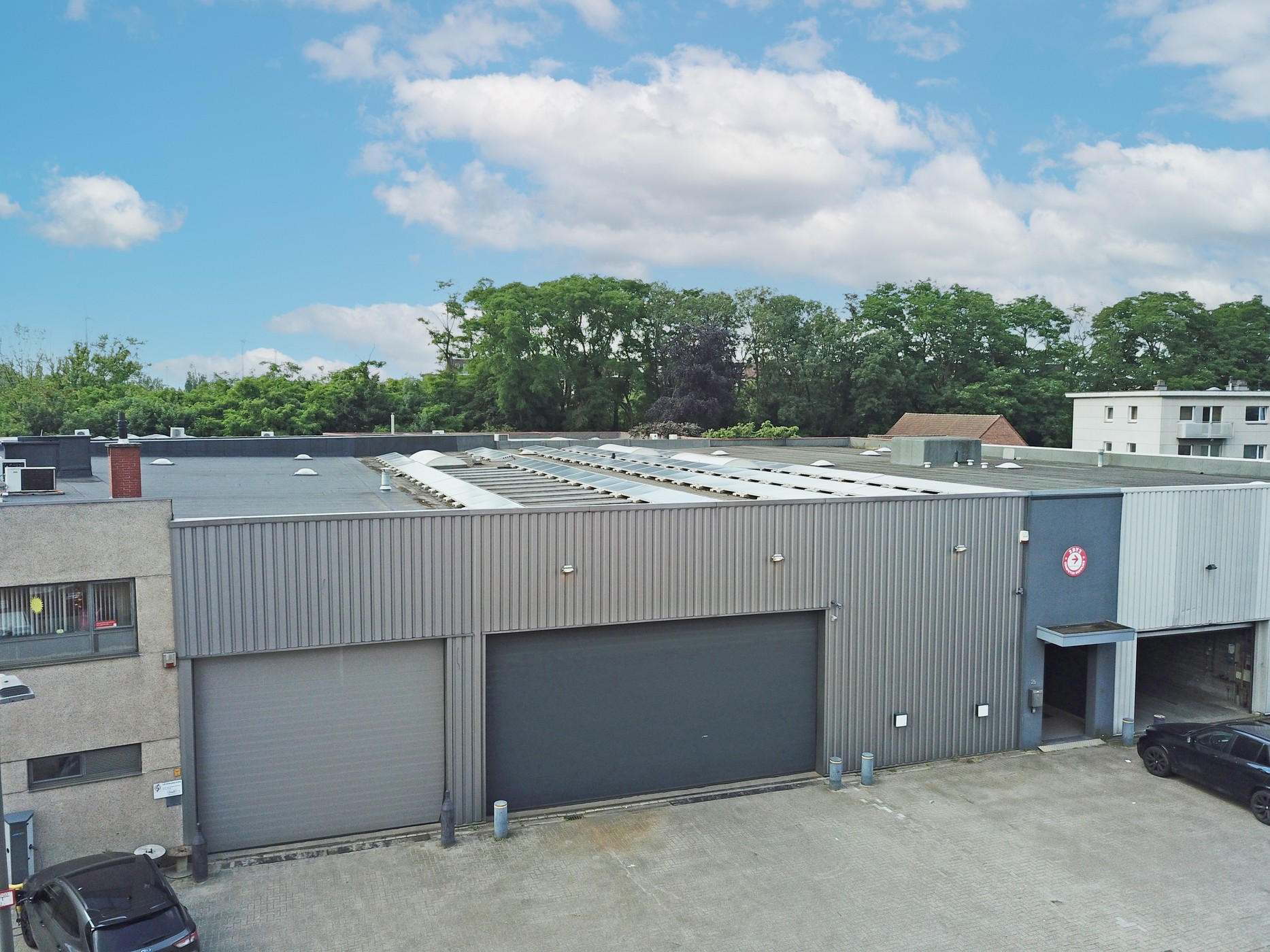 Bedrijfsgebouw met magazijn 1.150m² en kantoor 800m² op toplocatie te Merksem! - foto 1