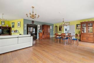 Grote volumes - zeldzaam aanbod in Schoten ! Op zoek naar ruimte en comfort? Dit lichtrijk appartement van ca. 180 m² biedt een uitzonderlijk...